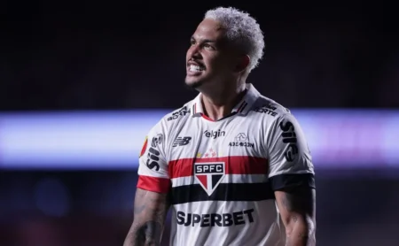Luciano se aproxima da marca de mil estrelas com 4 gols em 2025 pelo São Paulo.
