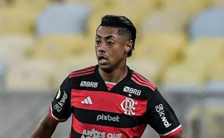 "Luís Roberto destaca Bruno Henrique como um dos grandes ídolos do Botafogo x Flamengo."