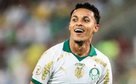 Lázaro, contratado pelo São Paulo, enfrenta decisão difícil de Casares e negociação está fora de questão.