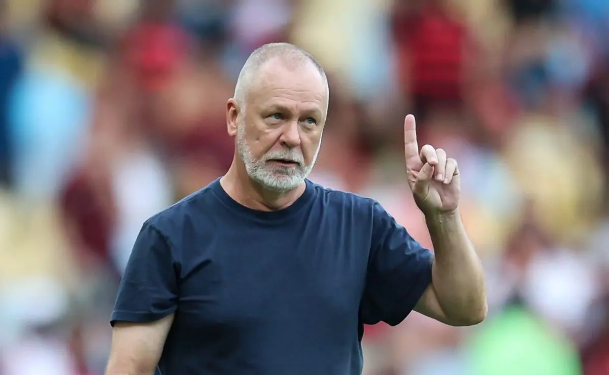 Mano Menezes marca o Fluminense e manda recado a Filipe Luís: "Sempre é mais difícil"