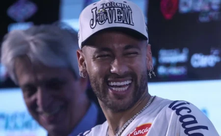 Neymar chama São Paulo de "complicado" em post em redes sociais.