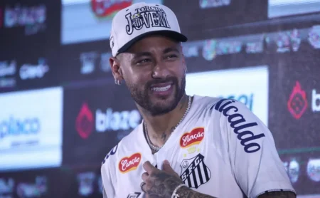 Neymar deixa mensagem carinhosa para Juninho, filho de Robinho