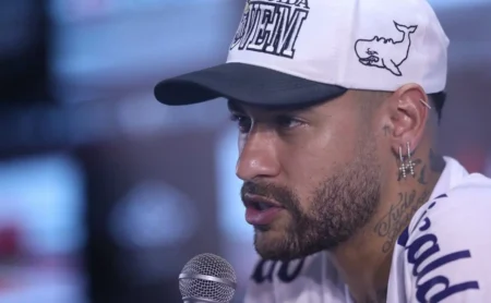 Neymar faz declarações sobre sua relação com Santos e São Paulo.