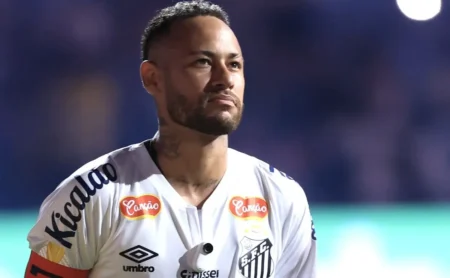Neymar é visto com inalador após jogo contra Corinthians, gerando preocupação entre torcedores.