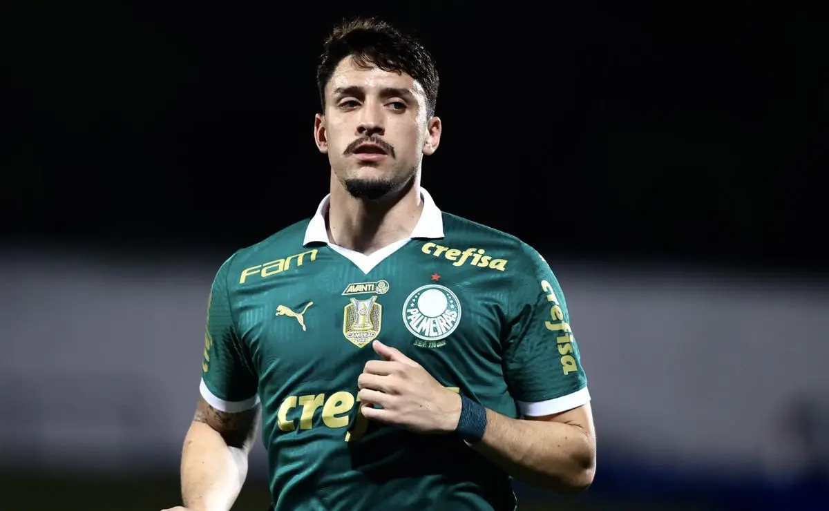 "O Alívio de Piquerez: Torcida do Palmeiras Celebra Goleada e Retorno do Zagueiro"