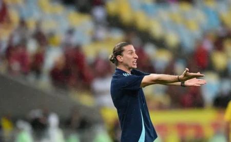 O Flamengo finaliza a contratação de um novo meio-campista para completar a equipe com Gerson, De La Cruz e Arrascaeta.