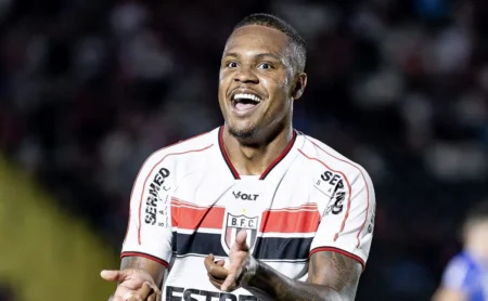 O Gol do Centenário de Neymar: Relatos Exclusivos na Partida contra o Santos