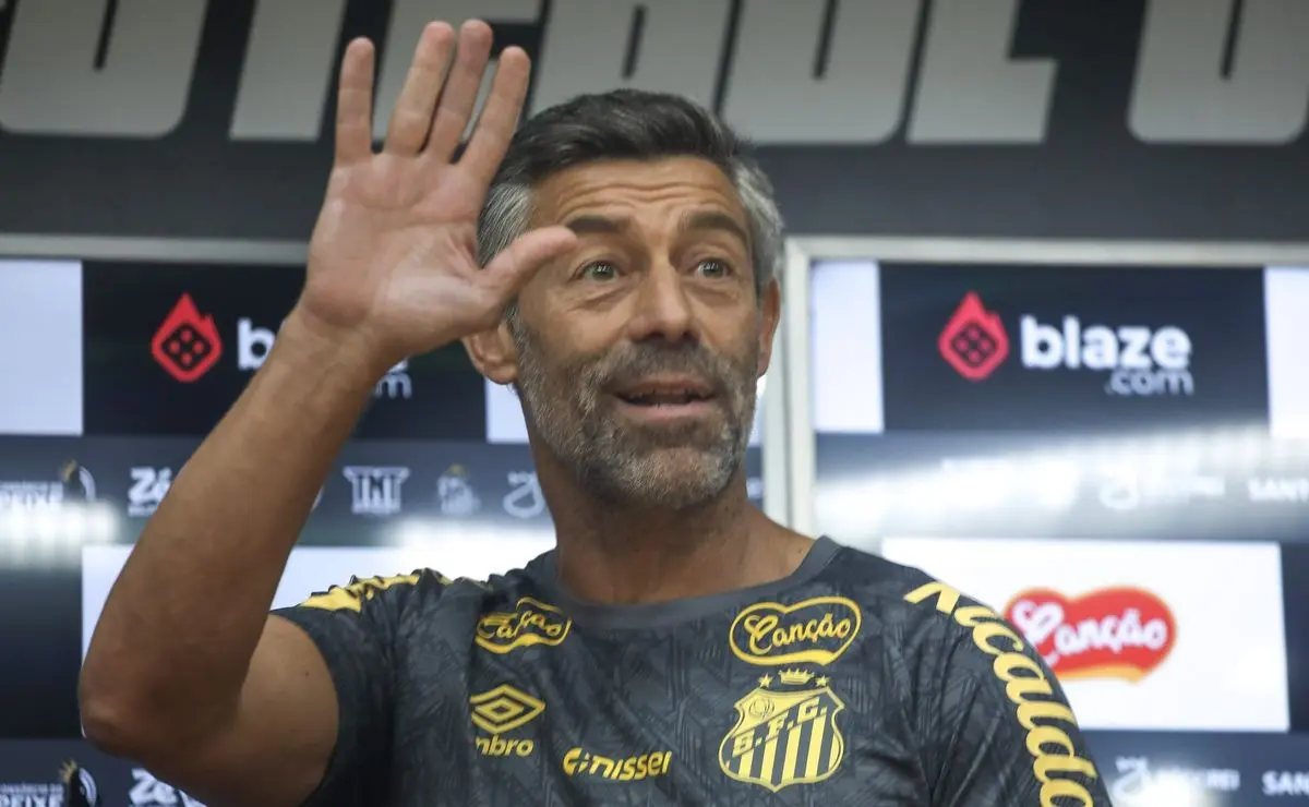Pedro Caixinha anuncia a contratação de Benjamín Rollheiser do Benfica com apoio financeiro de Santos.