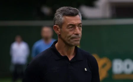 Pedro Caixinha sai do Santos, afasta Hayner e leva lateral ao Portugal