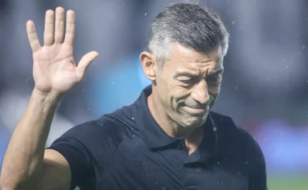 Pedro Caixinha sem apoio do elenco no Santos após demissão