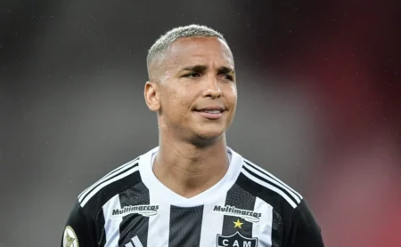 Quinteros pede centroavante para Atlético em desconfiança de Deyverson