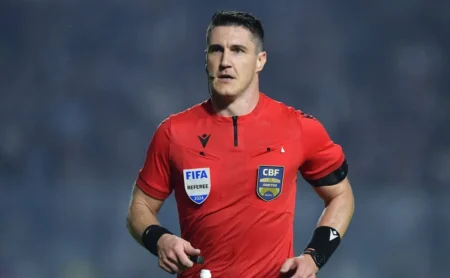 Roger Machado se retira do Internacional devido a lesões.
