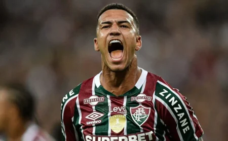 Saída de Kauã Elias impulsiona Fluminense a agilizar contratação de substituto e Bittencourt se torna alvo de negociação.