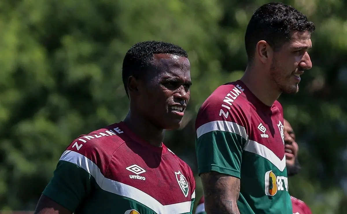 Santos abre diálogo com empresário e acampa talento de Nino, ex-jogador do Fluminense.