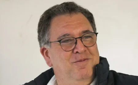 Santos de Marcelo Teixeira assina com Gabriel Veron, detalhando o empréstimo e criando polêmica.