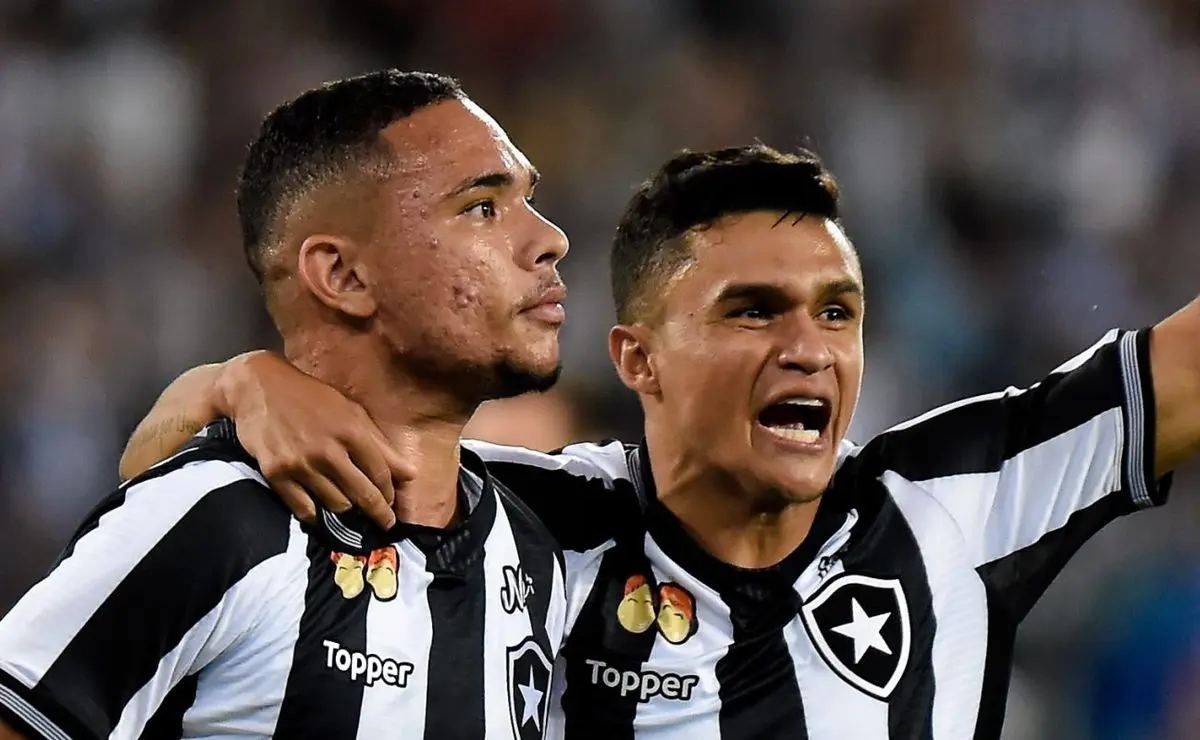 Santos pondera sobre contratação de Erik, ex-Palmeiras e Botafogo, que atua no futebol japonês