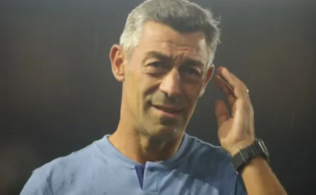 Santos só demite Pedro Caixinha se ele for eliminado do Paulista.