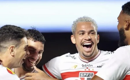São Paulo busca liderança no Paulistão, mas a torcida exige mudanças: veja as projeções para o campeonato.