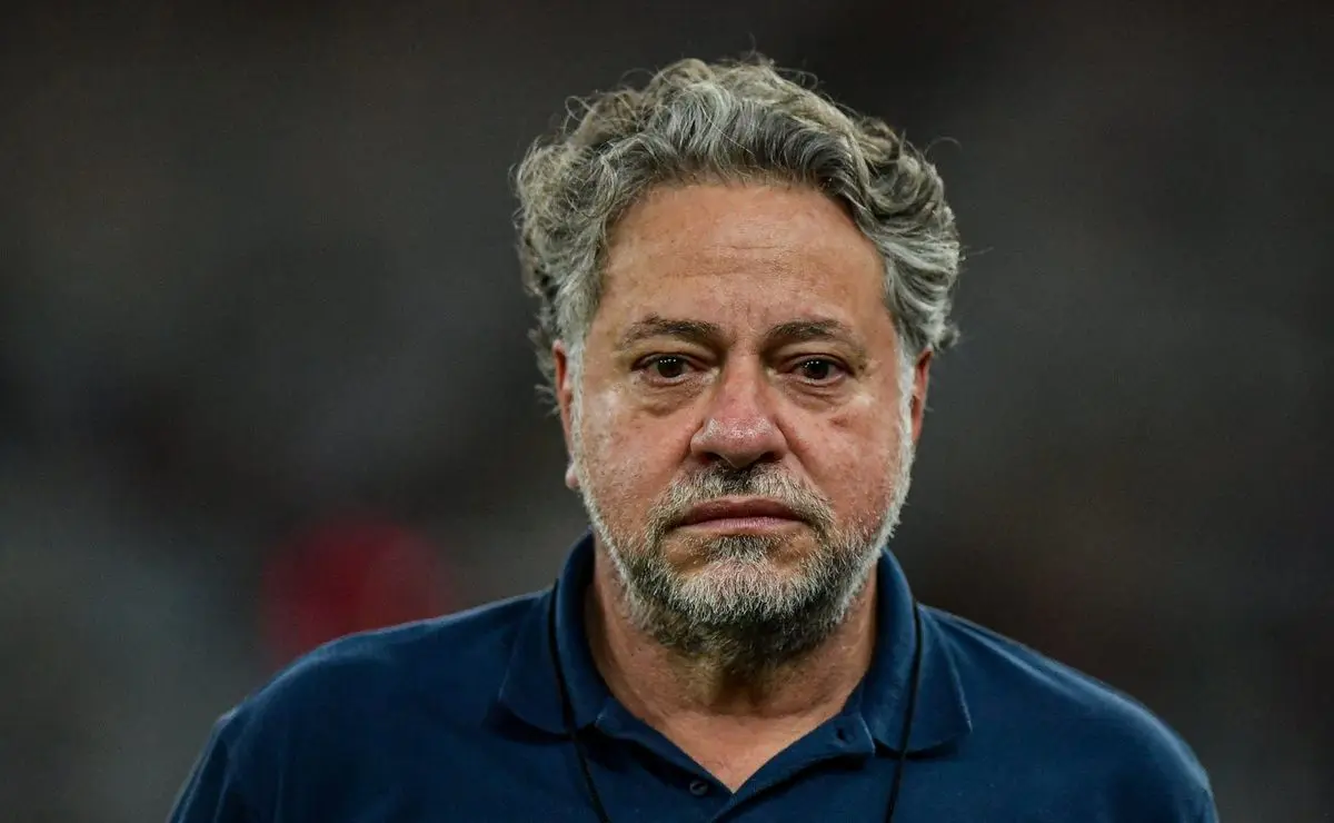 São Paulo de Casares impõe pressão a Zubeldía e aos jogadores do Tricolor Paulista.