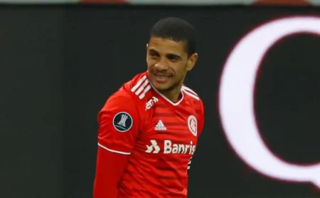 Taison anuncia recado misterioso, alimentando especulações sobre retorno ao time internacional em maio.