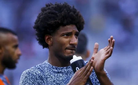 Talles Magno busca convencer Ramón Díaz para ser titular no Corinthians.