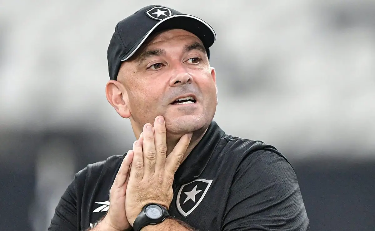 Técnico do Botafogo se envuelve em polêmica após ser objeto de vaias na derrota do clube.