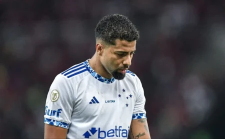 Torcida do Cruzeiro se preocupa com saúde de João Marcelo e manifesta apoio nas redes sociais