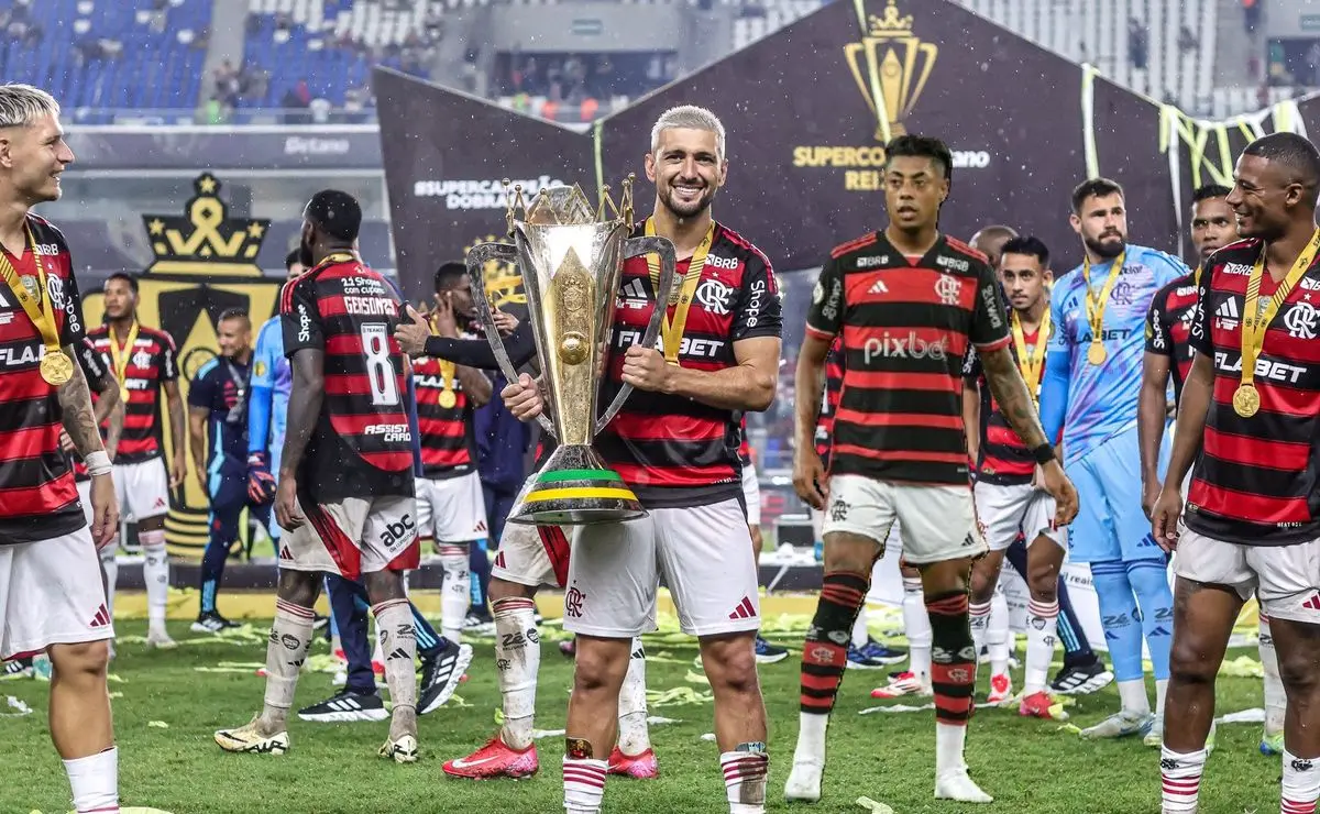 Torcida do Flamengo entrega homenagem eterna a arrascaeta e Bruno Henrique