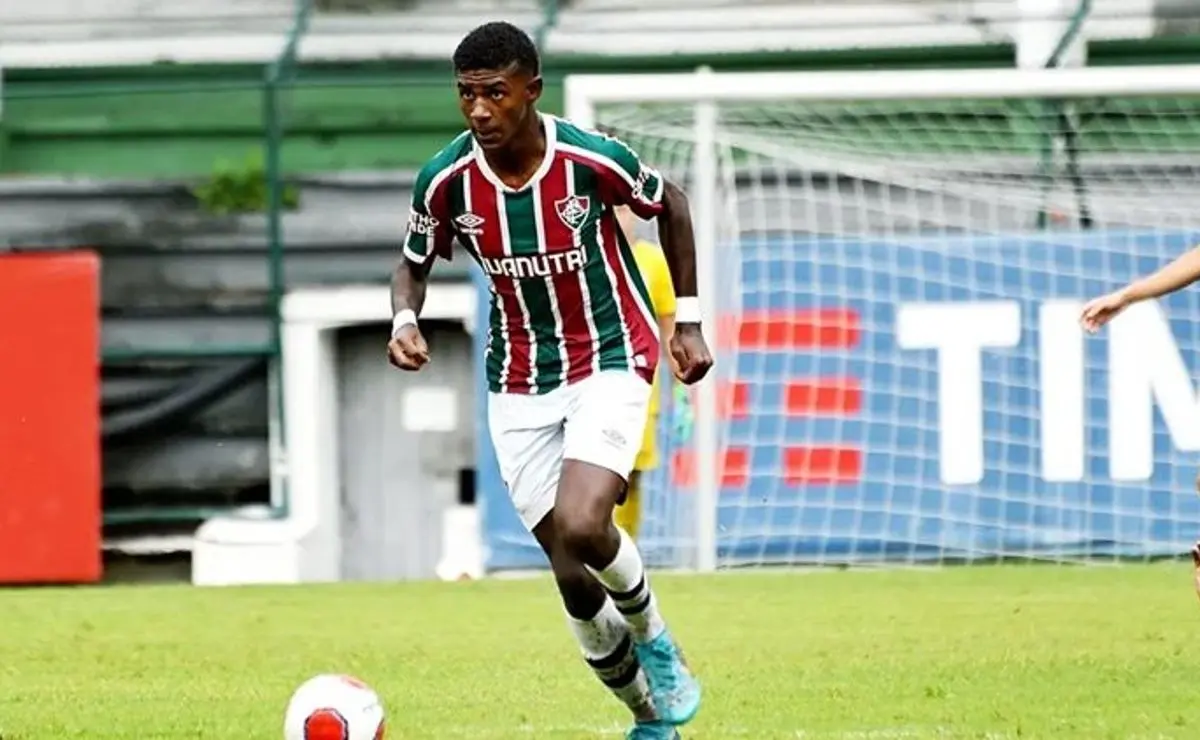 Torcida do Fluminense exige mudança no time: Wallace Davi ao lado de Martinelli