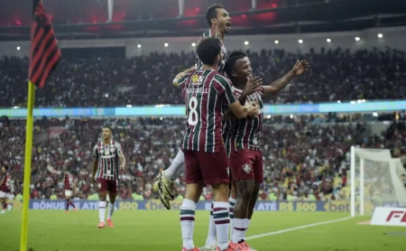 Torcida do Fluminense expressa descontentamento com escolha do árbitro para o Fla-Flu.
