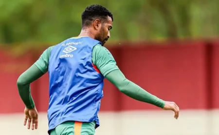 Torcida do Fluminense se descontra após Riquelme titular: “Sem Thiago Santos, é fácil!”