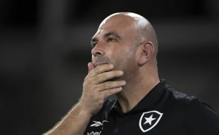 Torcida do Fogão explode em frustração com decisões de Carlos Leiria.
