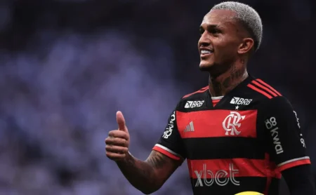 Transferência de Wesley: Flamengo e Manchester United em tumultuado diálogo