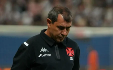 Vascaínos expressam frustração e raiva de Fábio Carille após empate com o Flamengo.