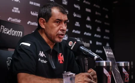 "Vasco Vascula-se em Indignação: 'A Conversa É Irresistível' após Empate em Vasco e Carille".