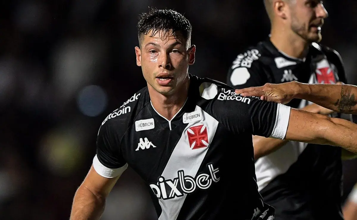 Vasco define o futuro de Capasso e busca novas perspectivas para o zagueiro.