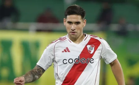 Villagra confirma convite do Santos, enquanto Peixe espera decisão sobre River Plate.