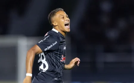 Vitinho marca a ponta de ataque do Internacional com gols decisivos em vitória sobre o Caxias.