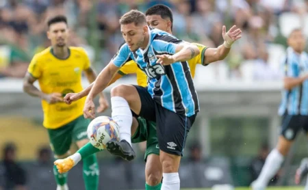 Volante do Grêmio chama a atenção em estreia, após 90 minutos de intensa defesa.