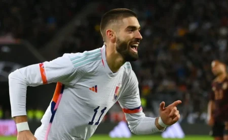 Yannick Carrasco volta ao mercado após recusa do Flamengo