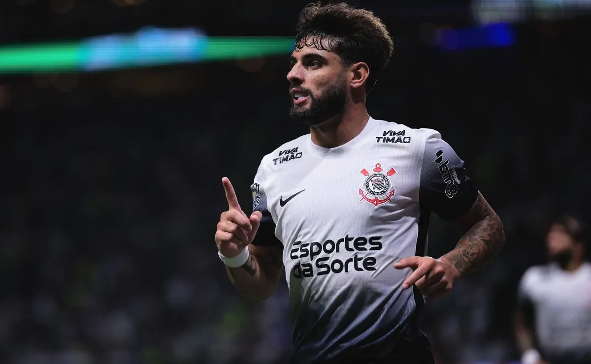Yuri Alberto, o goleiro do Corinthians, comemora gol de escanteio e é expulso no jogo contra o Palmeiras.