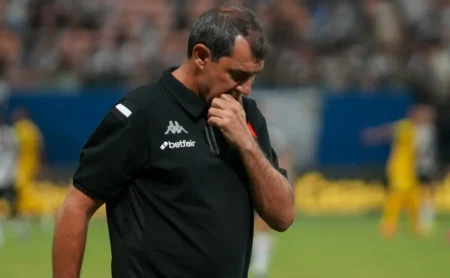Vasco reformula meio-campo para clássico com o Flamengo após suspensão de Paulinho