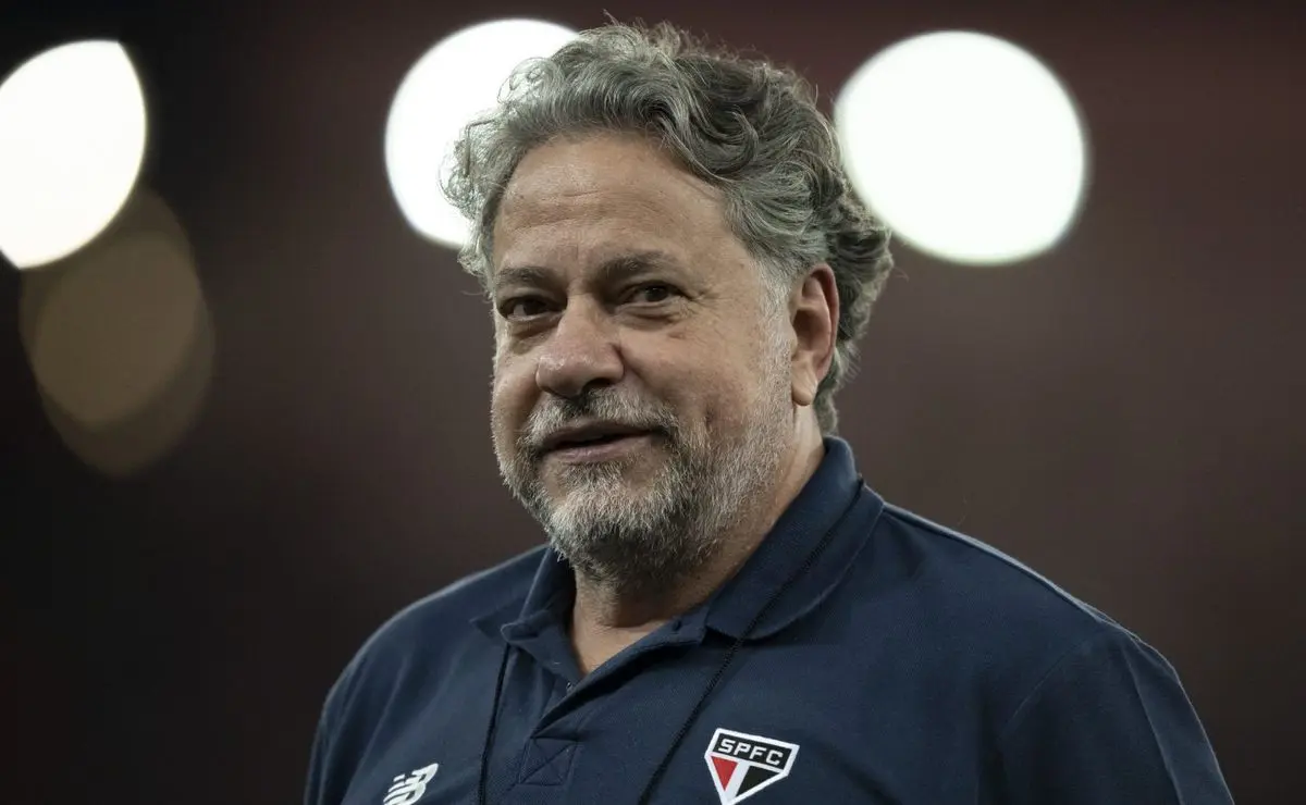 Casares critica arbitragem novamente e detona polêmica com o São Paulo: “Absurdo”