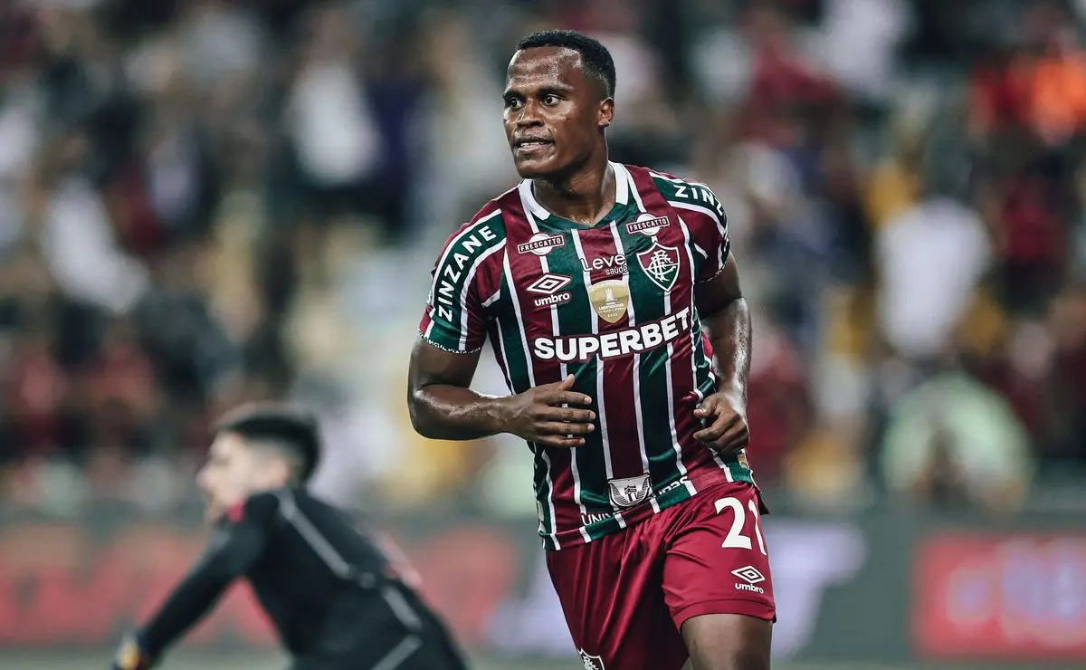 Arias desperdiça chance e torcida do Fluminense clama por permanência de Mano Menezes.