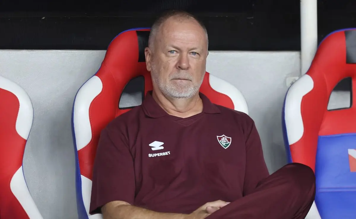 Reação da torcida do Fluminense após derrota para o Flamengo: críticas a Mano Menezes.