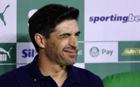 Reação da torcida: "O homem do pacto voltou..." após xingamentos de Abel Ferreira ao juiz.