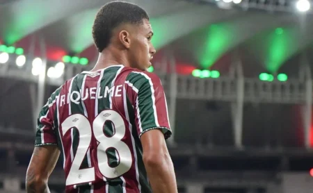 Riquelme adia renovação com o Fluminense e causa insatisfação na torcida.