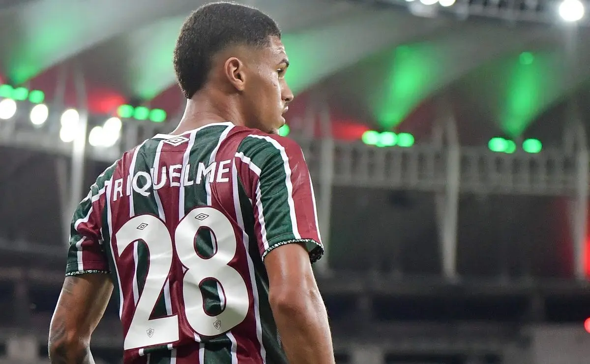 Riquelme adia renovação com o Fluminense e causa insatisfação na torcida.