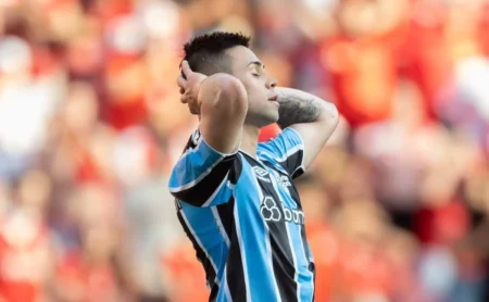 Aravena está fora do Gre-Nal por decisão de Gustavo Quinteros