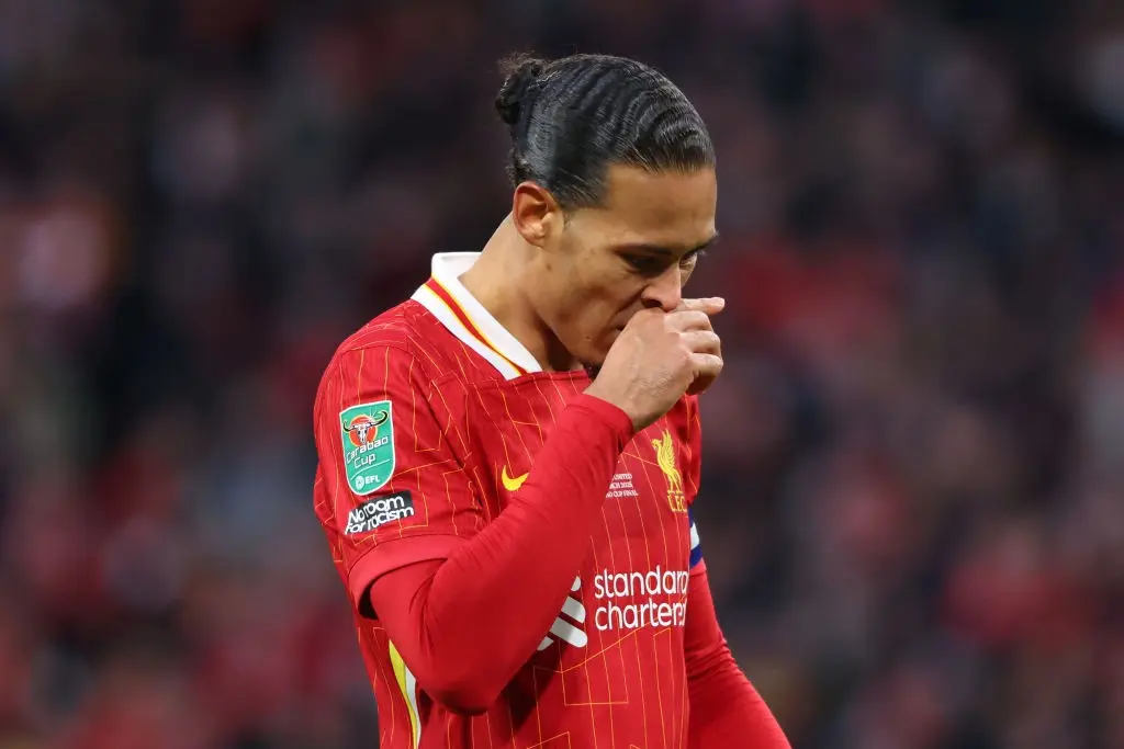 Van Dijk lamenta "fim do mundo" após revés do Liverpool na Copa da Liga Inglesa